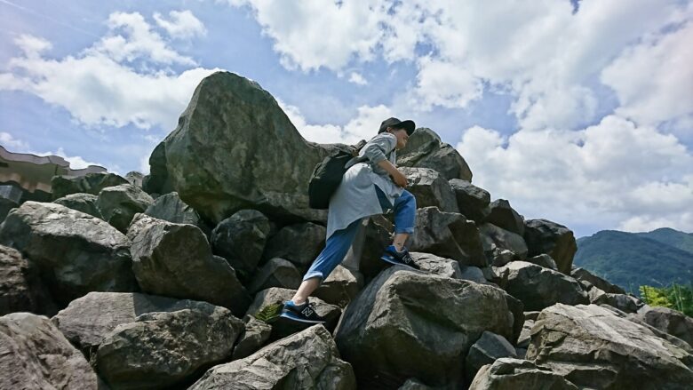 岩を登る人