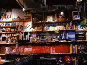 カフェの中にある本棚