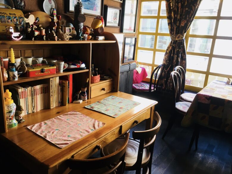 カフェの店内の机と椅子