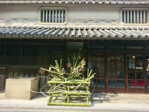 古民家と竹の飾り