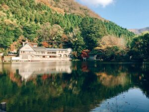 大分の金鱗湖と湖畔の建物