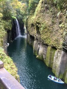 宮崎の高千穂峡の川とボート