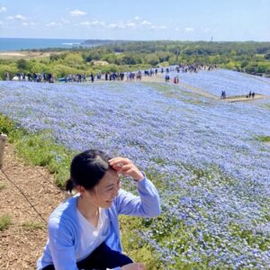 ひたち海浜公園のネモフィラと人と海と青空