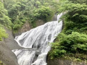 6月の袋田の滝を斜めから見た風景