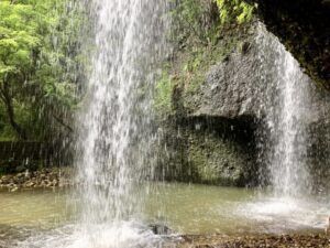 月待の滝の裏側から見た風景