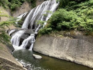 8月の袋田の滝を斜めから見た風景